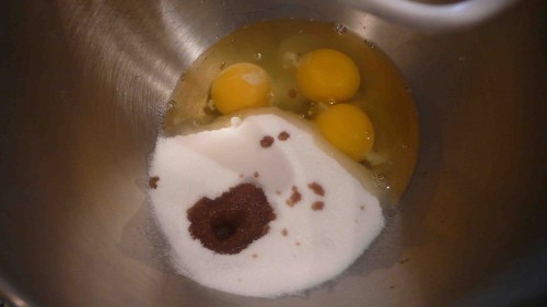 Mix eggs, sugar and vanilla
